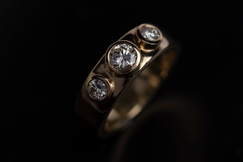 Ring in yellow gold with diamonds
